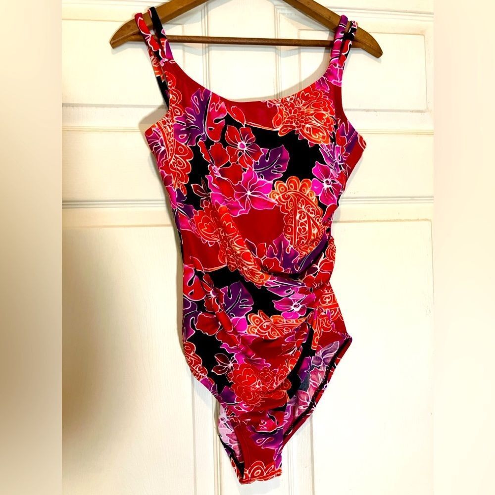 Speedo brand swimsuit, excellent condition, size 12 - Picture 1 of 3